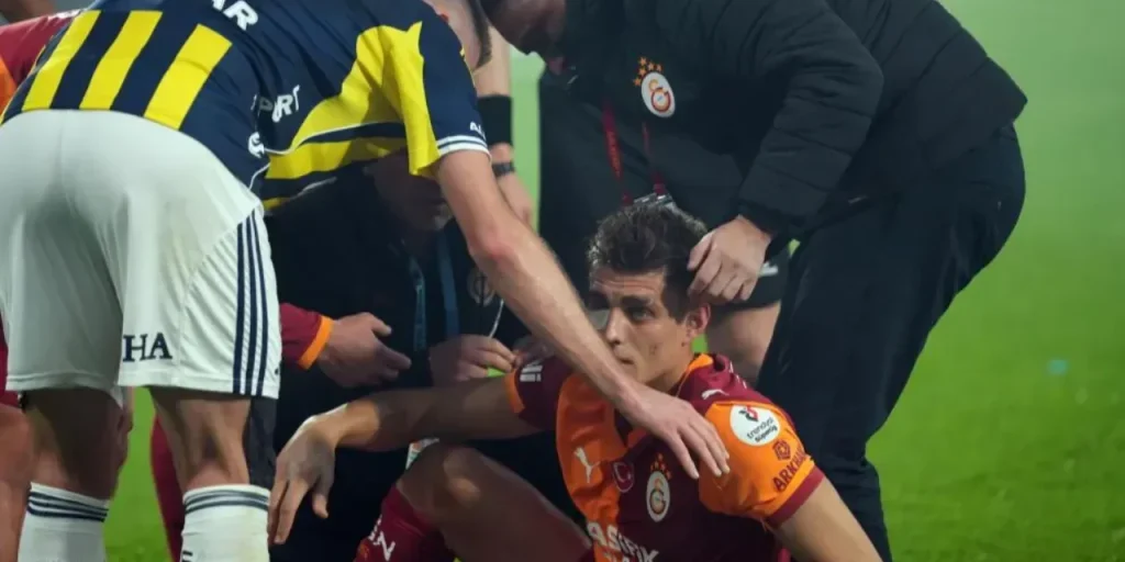 Tifoso accusato di reclusione per aver lanciato un accendino contro Kazımcan Karataş durante il derby Fenerbahçe‑Galatasaray