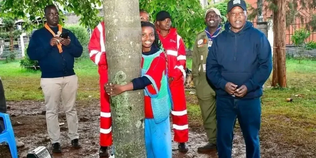 Truphena Muthoni stabilisce nuovo record mondiale avvolgendosi intorno a un albero per 72 ore