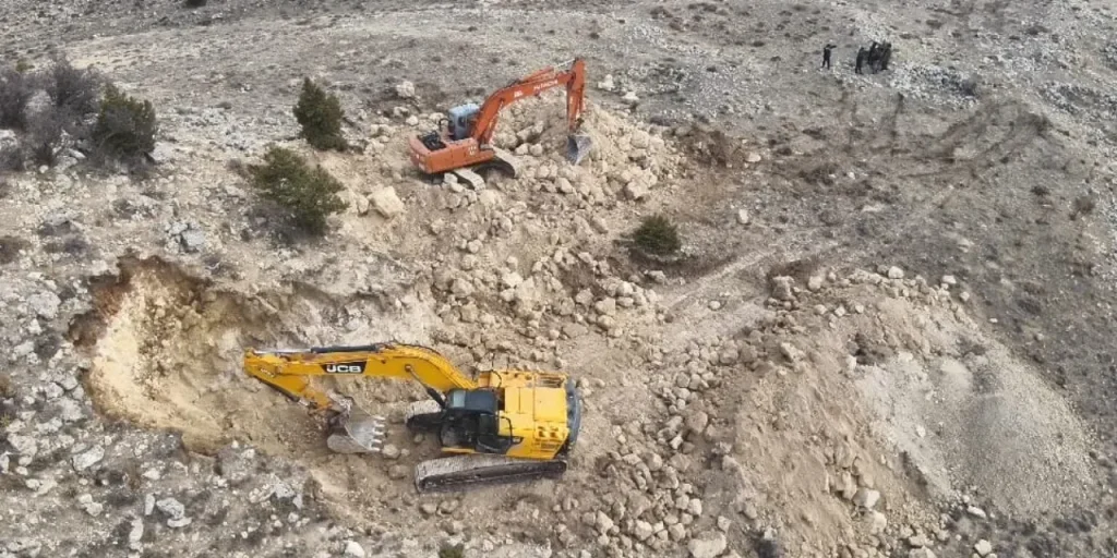 Gendarmeria arresta 14 persone a Karaman per tentativo di recupero di reperti storici con pala da escavatrice