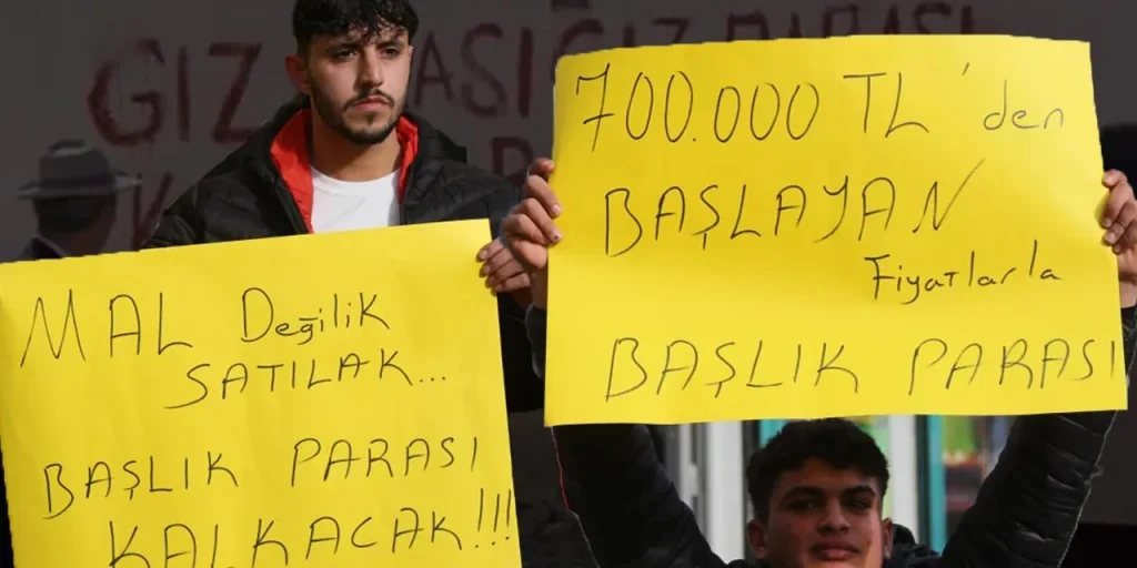 Giovani adani protestano contro l'obbligo di pagare un milione di lira per sposarsi