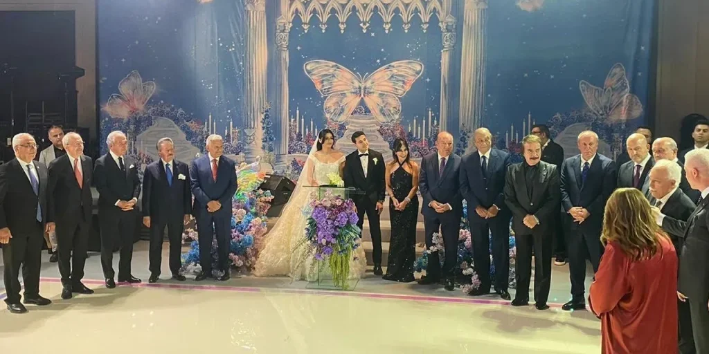 Politici di diverse forze politiche partecipano al matrimonio del figlio dell'ex ministro Mehmet Sevigen