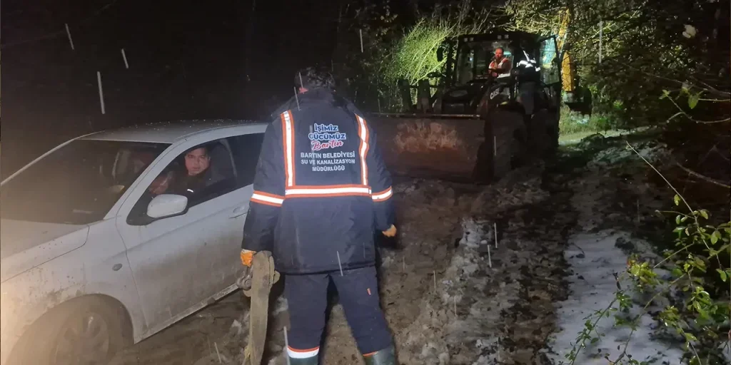 Coppia finita in zona boschiva a Bartın per errore di navigazione, soccorso di due ore da AFAD completato con successo