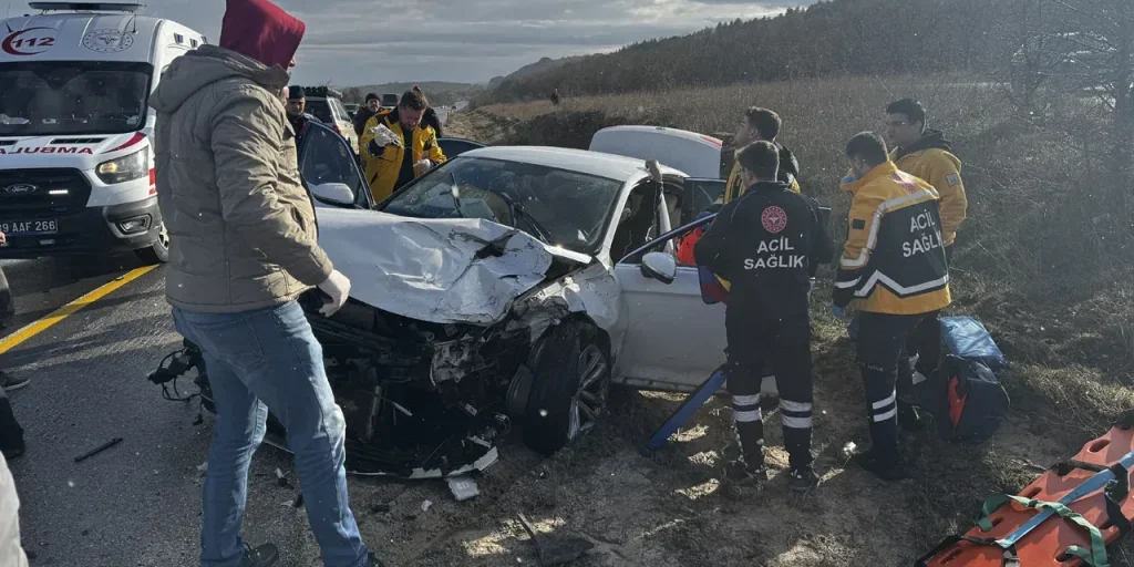 Scontro frontale a Kırklareli: 7 feriti e motore lanciato sul terreno