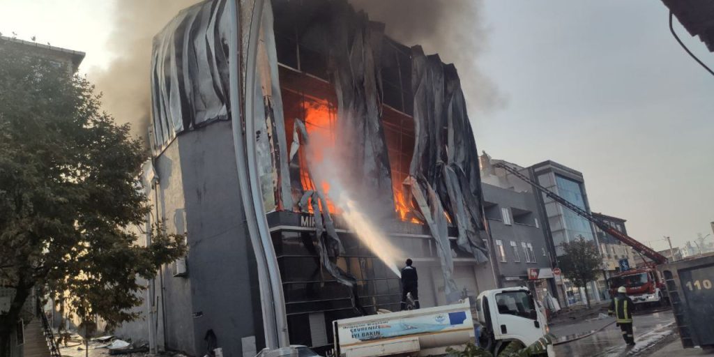 Incendio devastante in un deposito di profumi a Kocaeli: 6 vittime e un ferito