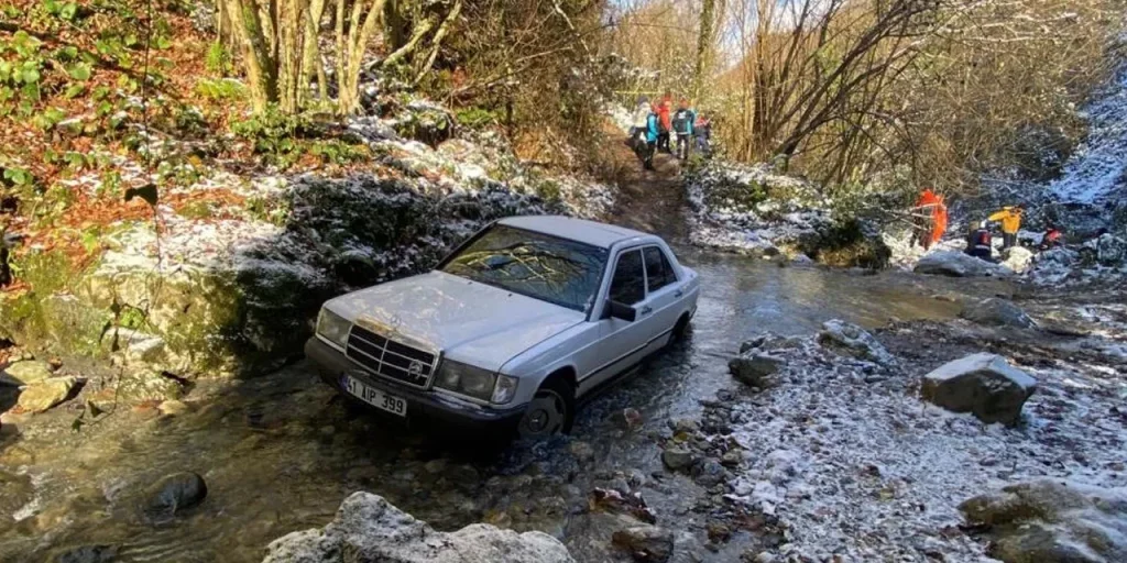 Uomo di 62 anni trovato morto vicino a veicolo in zona boschiva di Kocaeli