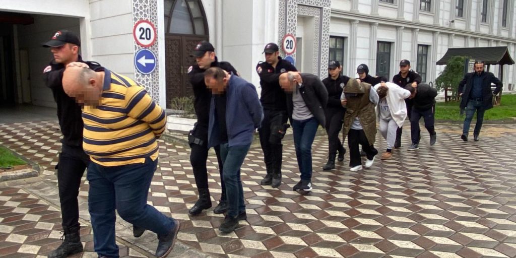 Incendio devastante in fabbrica di profumi a Kocaeli: 6 morti e 7 arresti