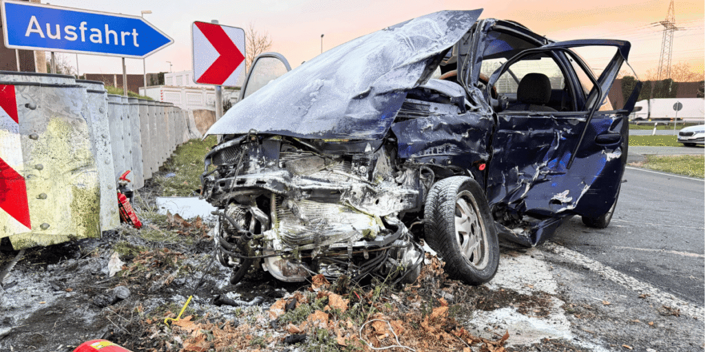 Incidente grave sull'A3 di Colonia: soccorritori salvano 26enne dopo collisione con barriera e camion