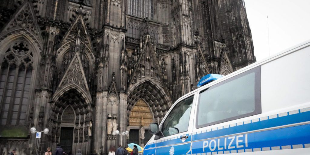 Un uomo mascherato interrompe la messa di Natale al Duomo di Colonia