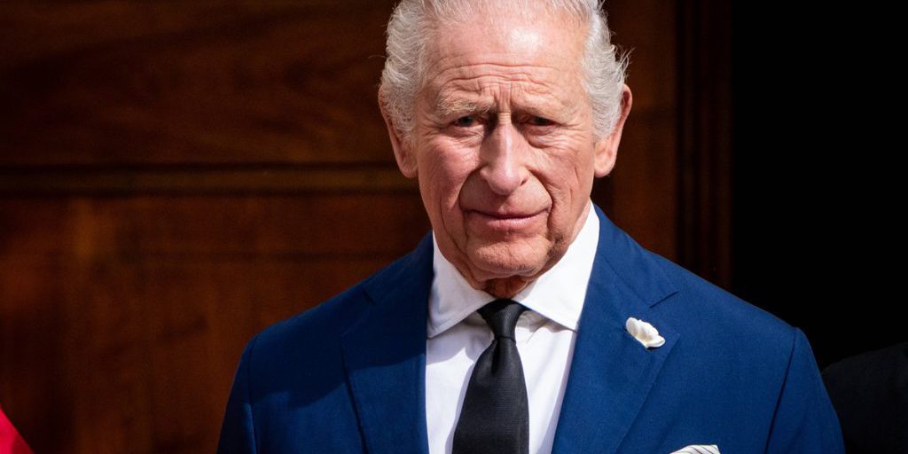 König Charles setzt deutliches Zeichen – es geht um Skandal-Prinz Andrew