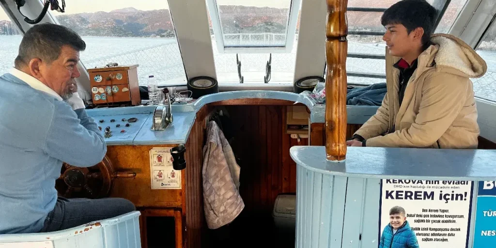 Studente di Kaleköy riceve barca dal Ministero dell'Istruzione per raggiungere la scuola