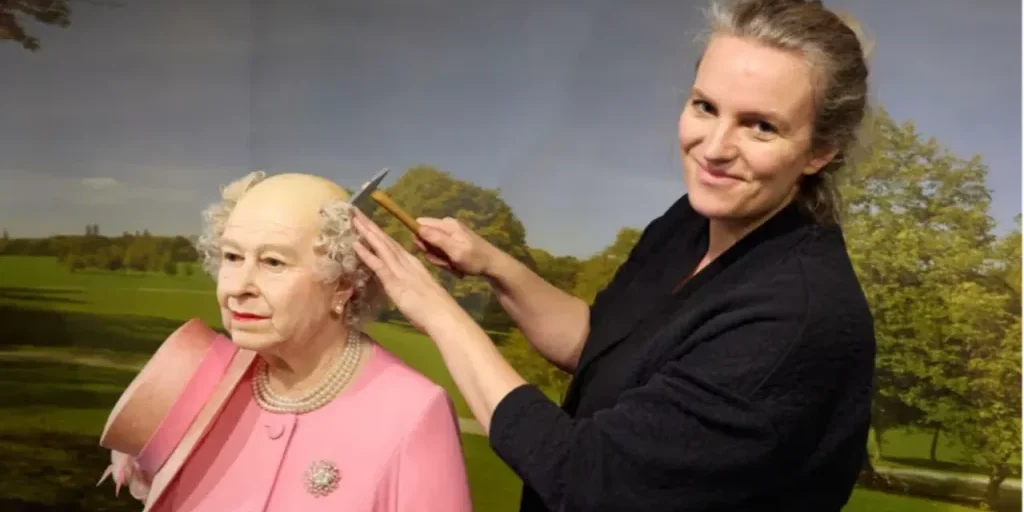 Statua di cera della regina Elisabetta al Panoptikum di Amburgo perde il cappello durante visita al ristorante