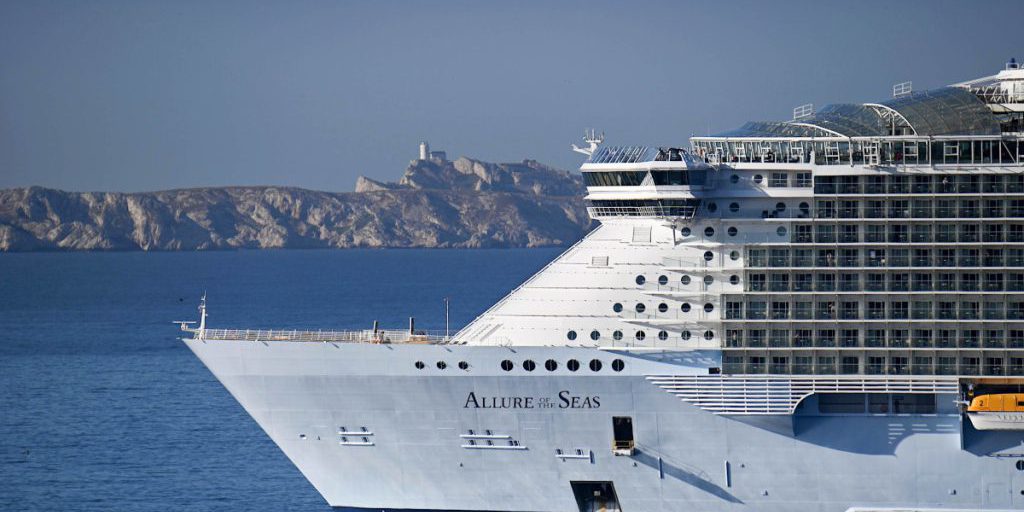 Tragedia in mare: una donna scomparsa durante una crociera tematica per fan di Taylor Swift, la famiglia chiede giustizia