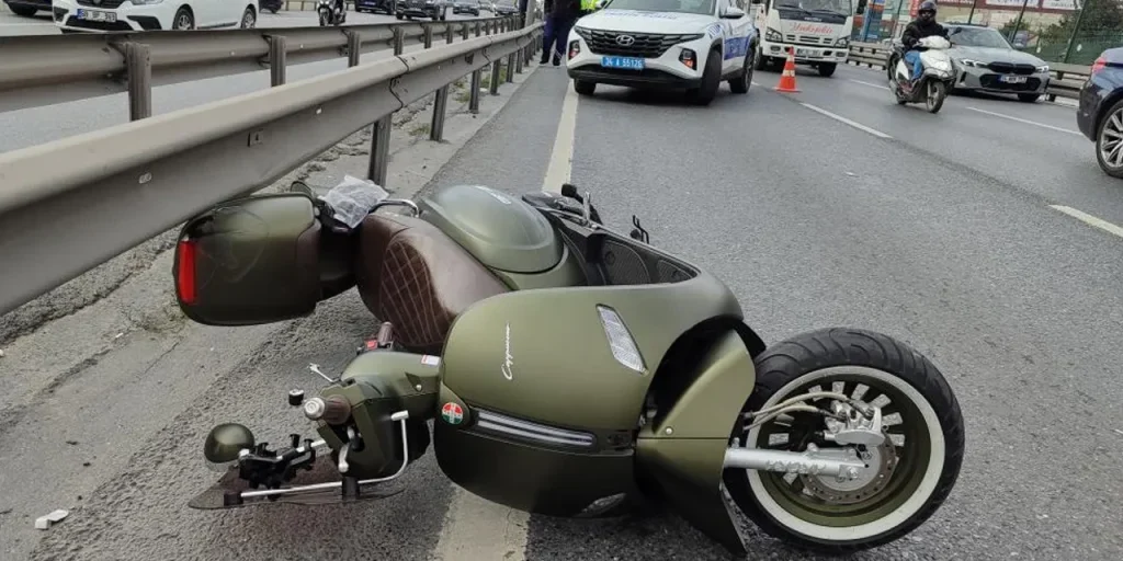 Incidente sulla D-100: motociclista perde il controllo, colpisce le barriere e una persona muore
