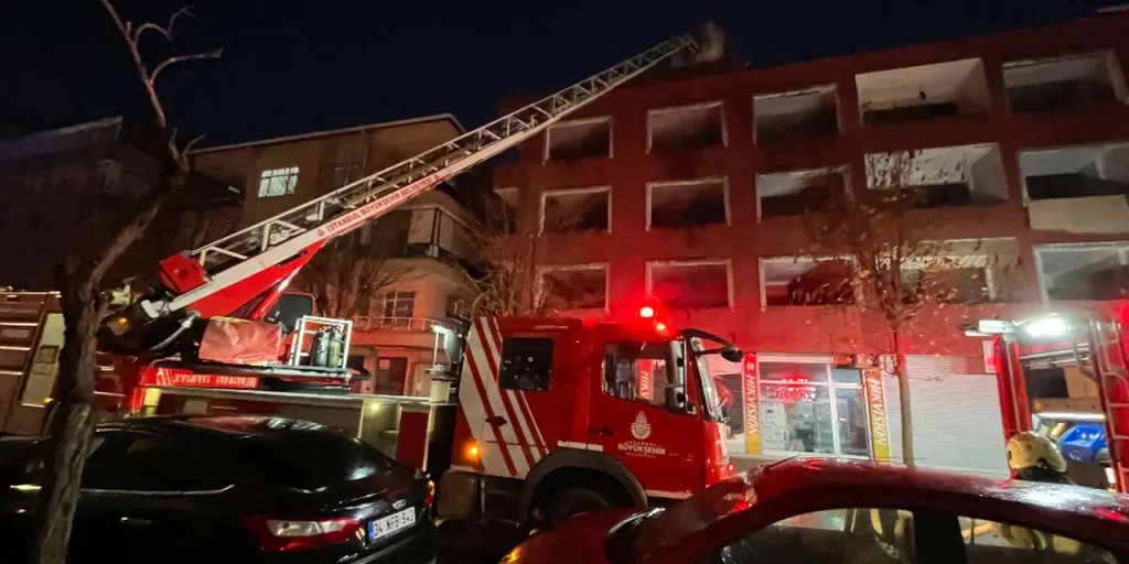 Incendio sul tetto di edificio in ristrutturazione a Küçükçekmece, Istanbul