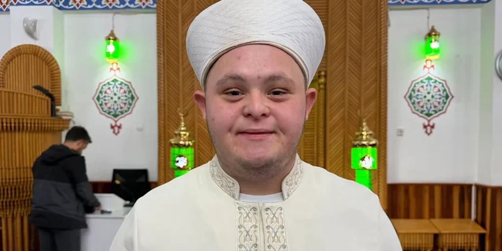 Imam con sindrome di Down guida la comunità durante la Giornata Mondiale delle Persone con Disabilità