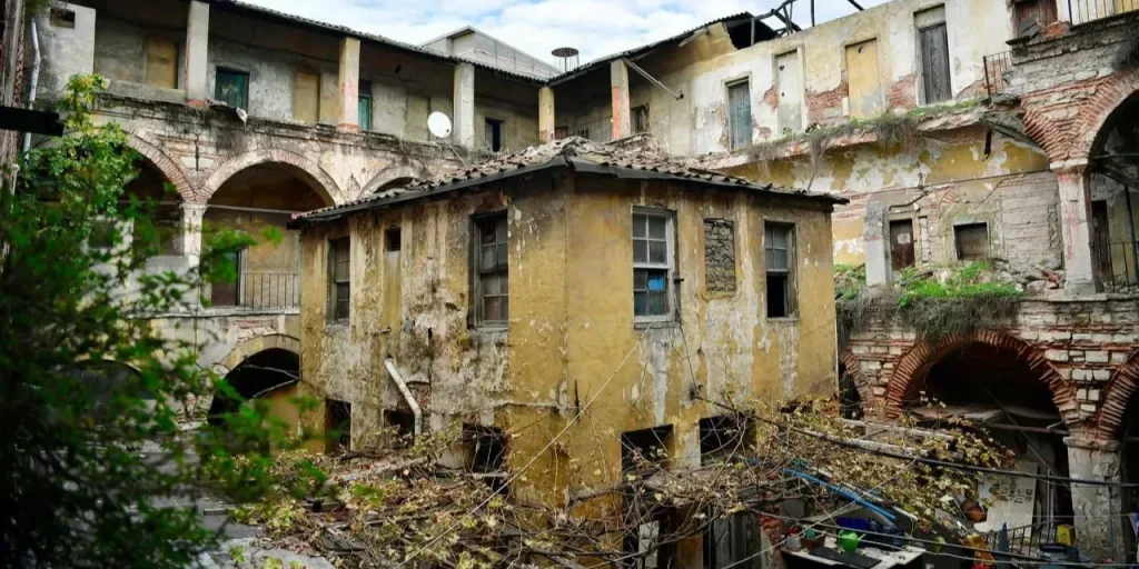 Şekerci Han torna in vita: il Comune di Fatih avvia il restauro dell'antico edificio