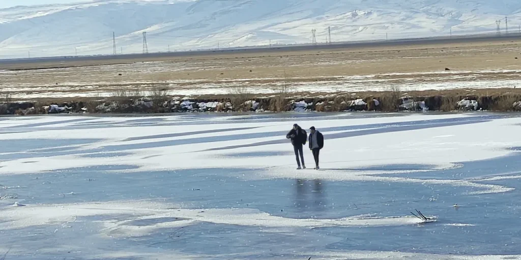 Il fiume Kura trasformato in pista pedonale: persone attraversano con entusiasmo