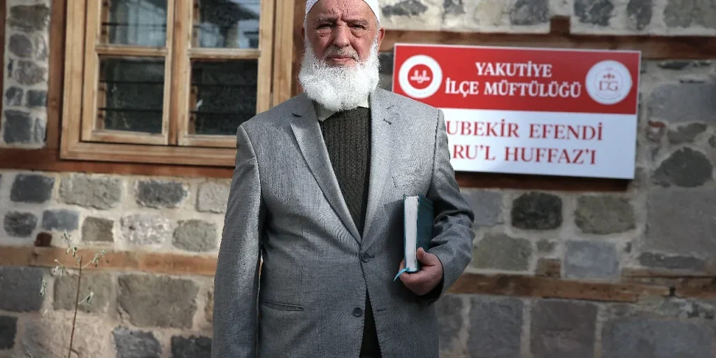 Un hafiz di 75 anni a Erzurum rinnova la memorizzazione del Corano con i giovani.