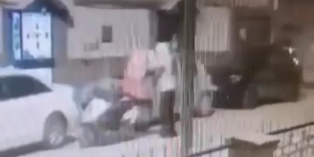 Corriere derubato di casco durante consegna di ordine