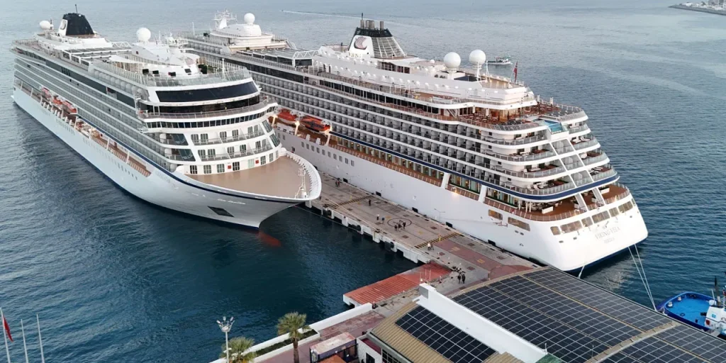 Turismo invernale a Kuşadası: 1.748 turisti da crociera visitano la città e Efeso