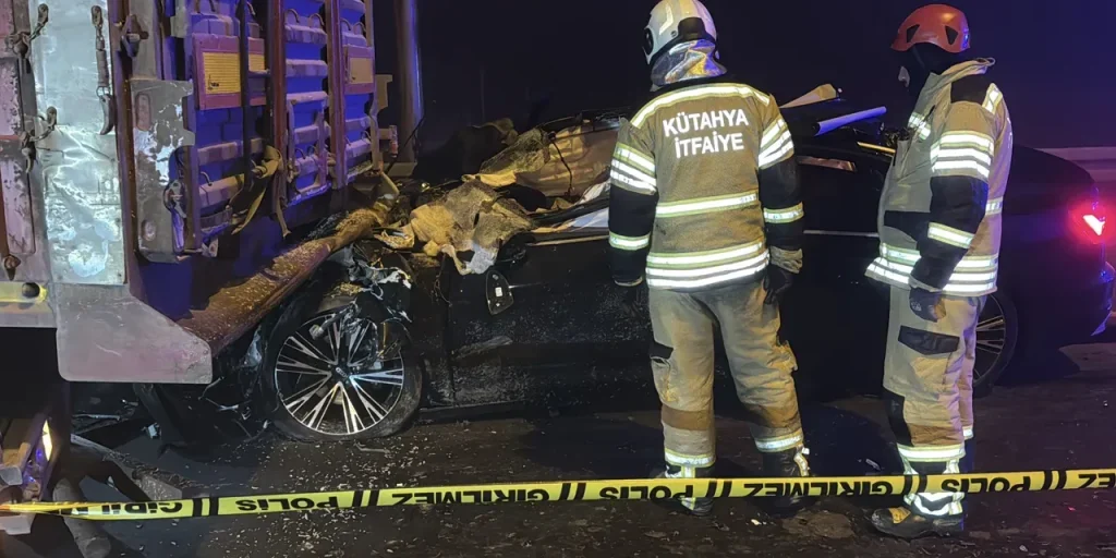 Tragedia a Kütahya: quattro giovani morti in collisione tra auto e camion carico di casse