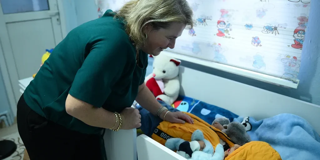 Famiglia decide di crescere un neonato con disabilità dopo anni di trattamenti