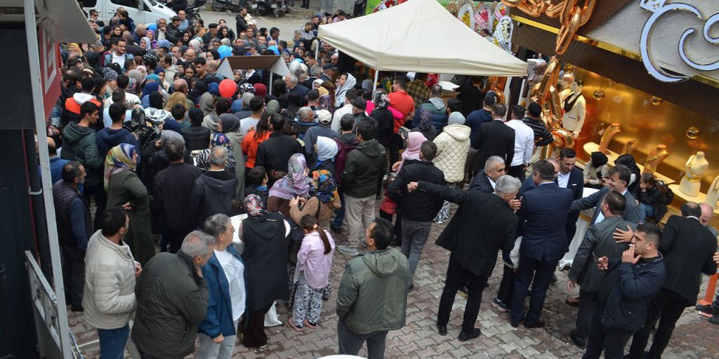 Kuyumcu açılışında bedava altın dağıtıldı! Duyan oraya koştu