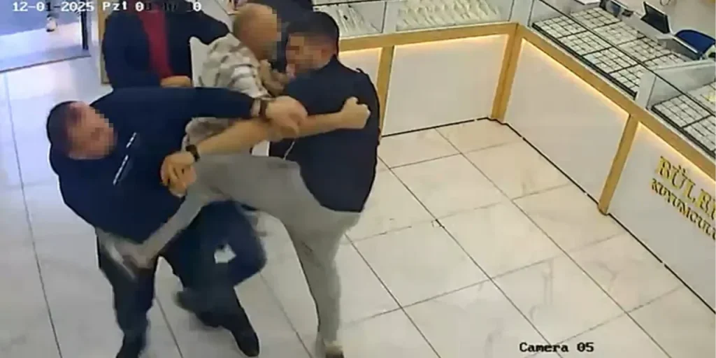 Scontro fisico in una gioielleria: due persone si scambiano calci e pugni