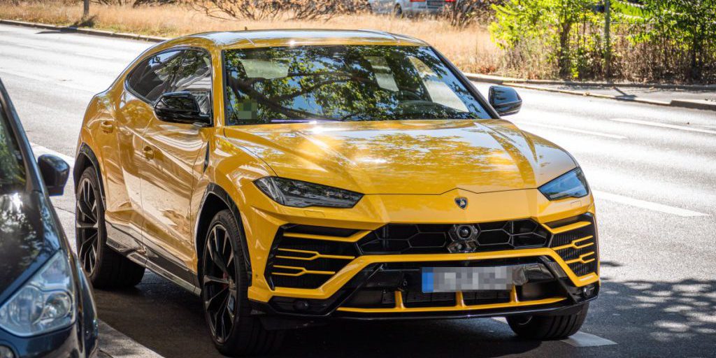 Rissa a Birmingham causa danni: Lamborghini distrutto e dieci arresti