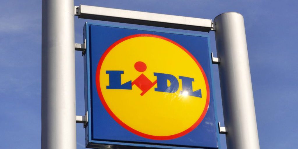 Aldi e Lidl riducono i prezzi di burro, latte, formaggio e succhi