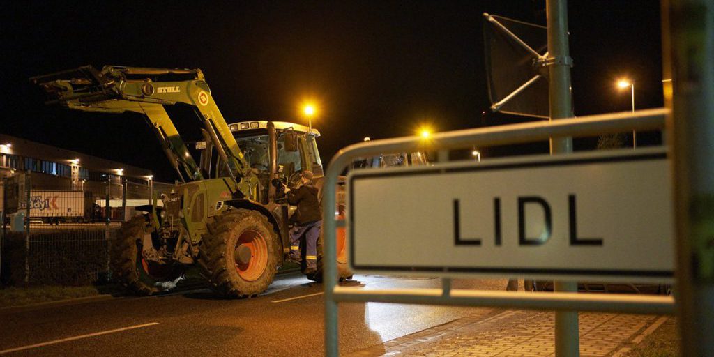 Contadini protestano davanti a Lidl per il prezzo troppo basso del burro