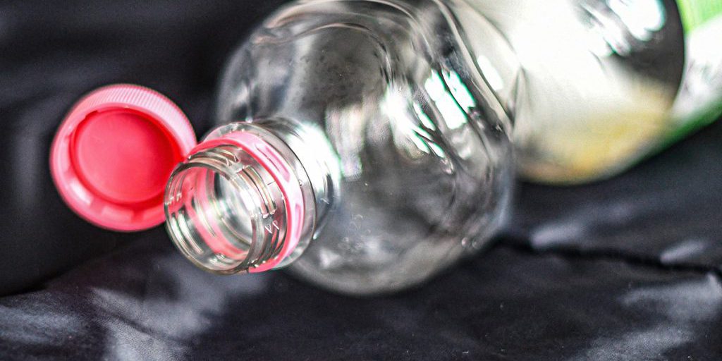 Lidl cambia il design dei tappo PET: ora fissati alla bottiglia