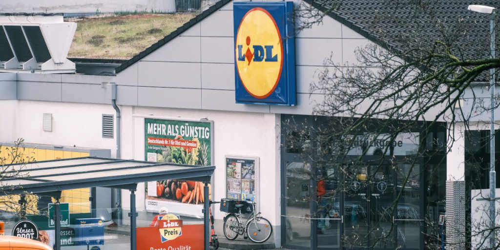 Lidl-Kunde zeigt Foto von seinem Einkaufswagen – direkt bricht eine Neid-Debatte los