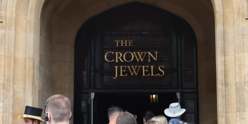 Attivisti danneggiano la vetrina dei Gioielli della Corona a Londra con un alimento insolito