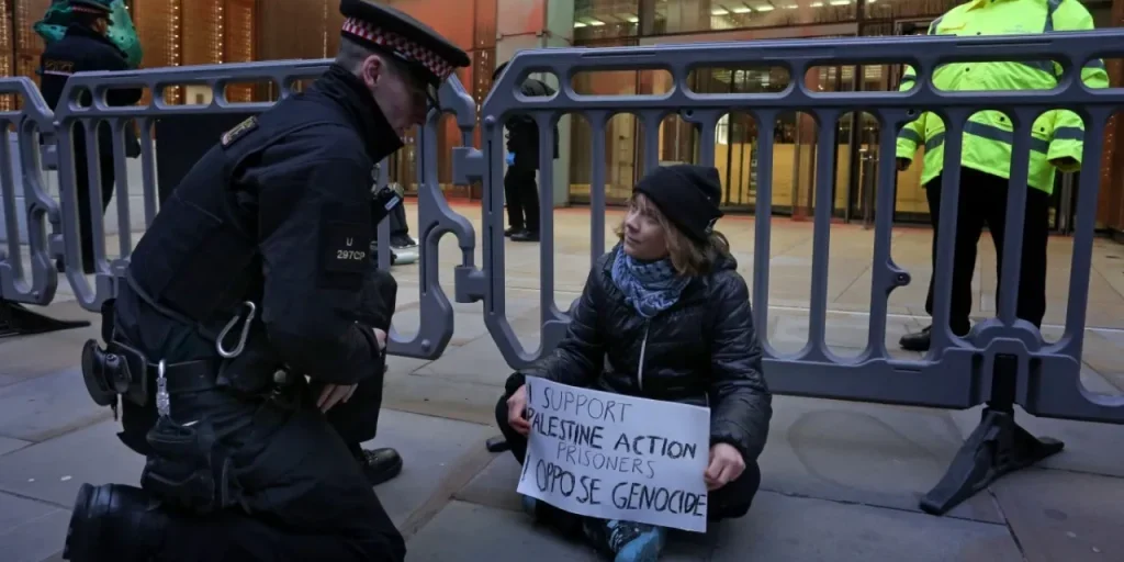 Greta Thunberg fermata a Londra per aver sostenuto l'organizzazione vietata Palestine Action