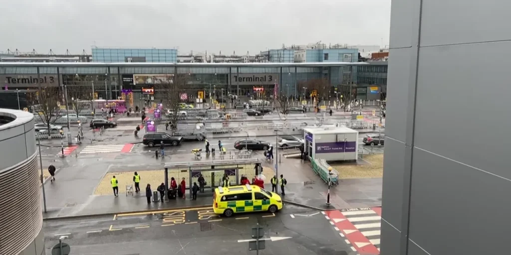 Attacco con gas lacrimogeno all'aeroporto di Heathrow: 21 feriti, indagini in corso