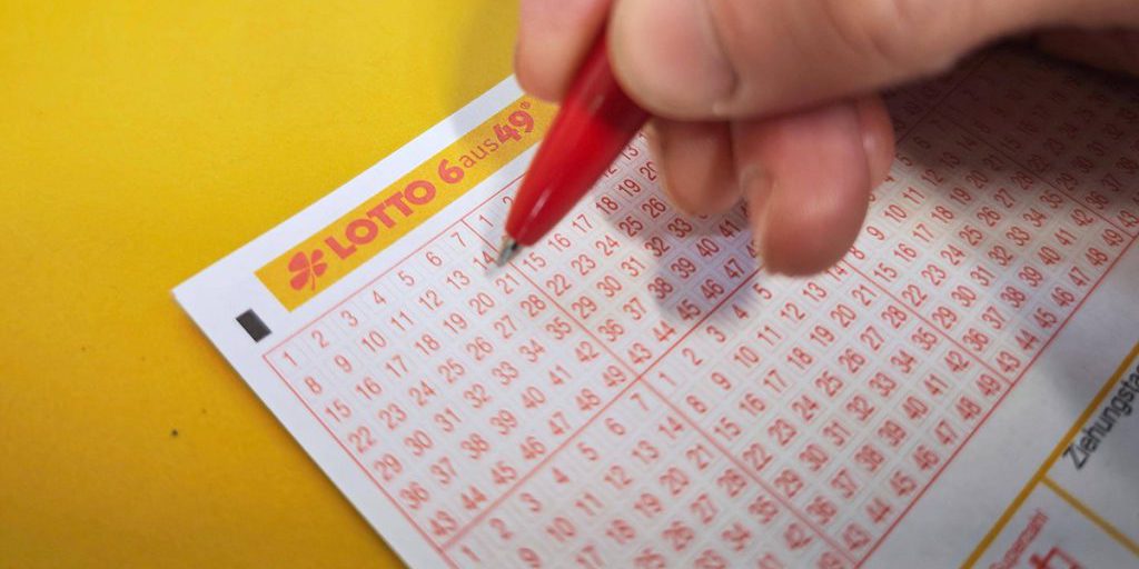 Giocatore di lotteria francese vince premio record ma non riesce a pagare l'affitto