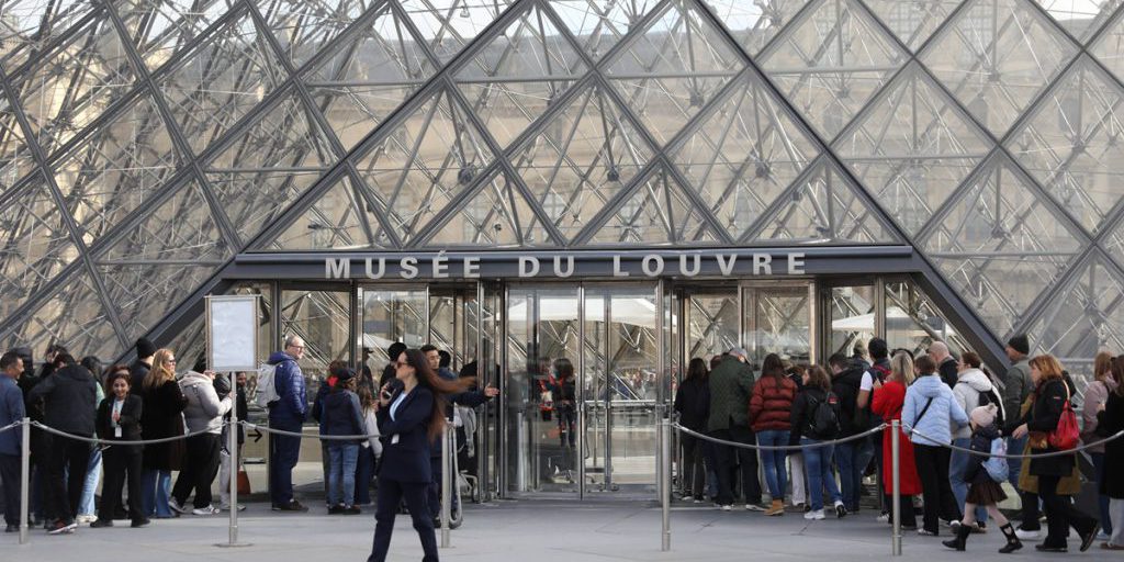 Polizia arresta altri sospetti per il furto al Louvre