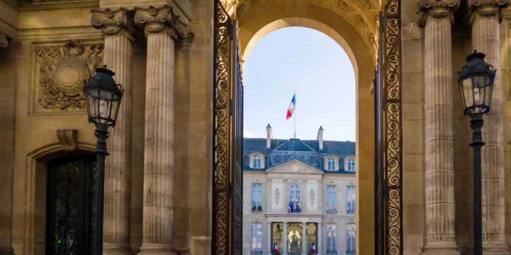 Guardiano del Louvre coinvolto in furto di oggetti di valore dal palazzo dell'Elysee