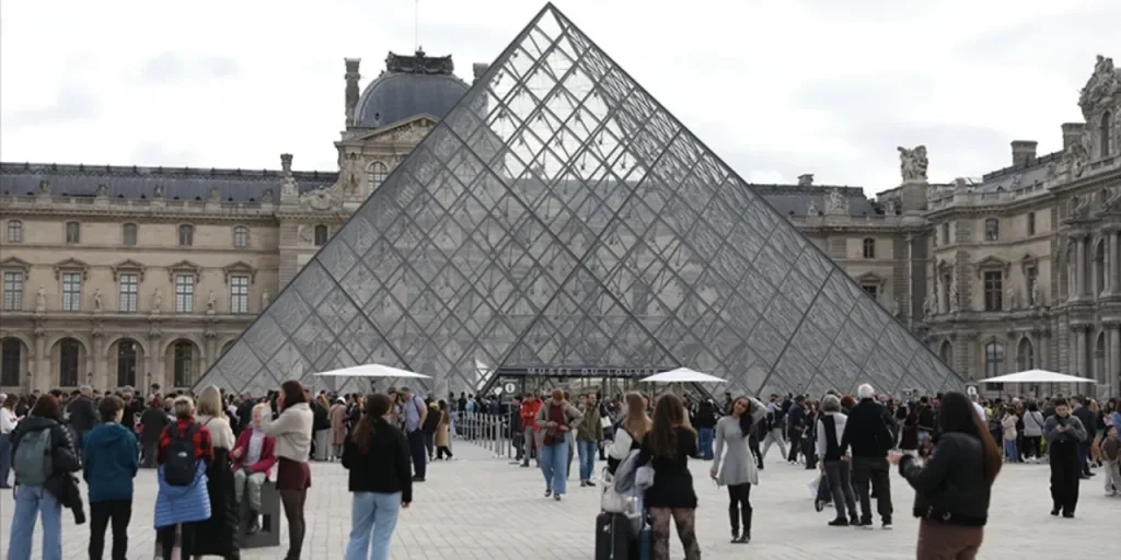 Louvre: perdita d’acqua danneggia 400 libri rari, riparazione prevista per il 2026