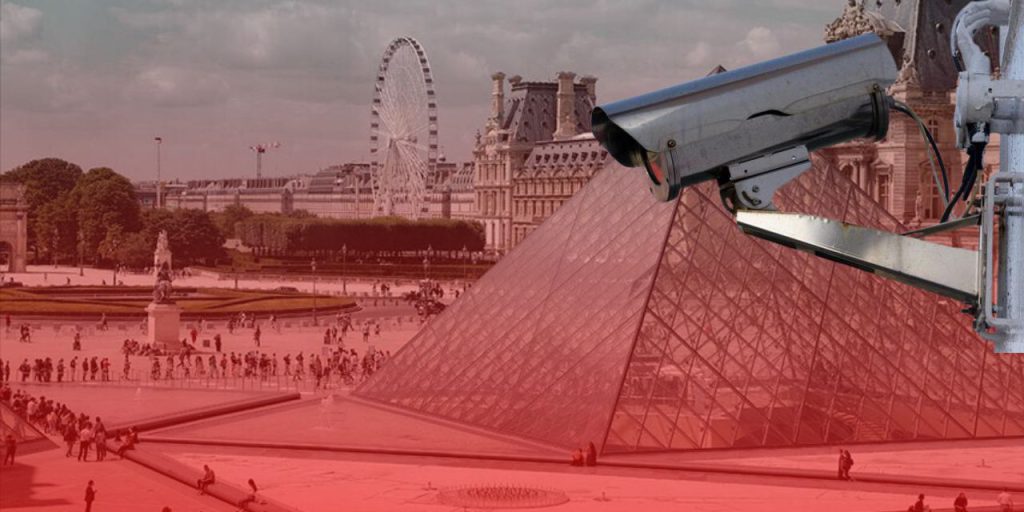 Furto al Louvre: la debolezza nella sicurezza mette in luce la necessità di misure più stringenti per la protezione dei beni culturali

Introduzione
Il Museo del Louvre è stato recentemente al centro dell'attenzione a causa di una "debolezza nella sicurezza" che ha sollevato diverse preoccupazioni. Il caso in questione riguarda un furto di gioielli del valore di 100 milioni di dollari, che è stato risolto in tempi relativamente brevi grazie alle tracce di DNA lasciate sulla scena del crimine.

Il Furto e le Indagini
La polizia francese ha identificato e arrestato tre sospettati solo una settimana dopo il furto, dimostrando un'efficienza notevole nelle indagini. Tuttavia, ciò che ha destato particolare sorpresa è stato il fatto che la password utilizzata per accedere alle telecamere di sicurezza del museo era semplicemente "Louvre", il nome del museo stesso.

Approfondimento
Questo evento solleva interrogativi sulla sicurezza dei luoghi pubblici e sulla protezione dei beni culturali. La facilità con cui i ladri hanno potuto accedere alle aree riservate del museo mette in luce una debolezza significativa nel sistema di sicurezza, che potrebbe essere stato evitato con misure più stringenti e una gestione più attenta delle credenziali di accesso.

Possibili Conseguenze
Le conseguenze di questo evento potrebbero essere molteplici, sia per il museo che per la comunità. Innanzitutto, ci potrebbe essere un aumento dei controlli di sicurezza e una revisione delle procedure di accesso per prevenire futuri incidenti. Inoltre, l'evento potrebbe avere un impatto sul pubblico e sulla fiducia nelle istituzioni culturali.

Opinione
È opinione comune che la sicurezza dei luoghi pubblici e dei beni culturali debba essere una priorità assoluta. Eventi come questo sottolineano l'importanza di investire in sistemi di sicurezza avanzati e di adottare pratiche di gestione delle credenziali più sicure per prevenire simili incidenti in futuro.

Analisi Critica dei Fatti
L'analisi dei fatti rivela una combinazione di fattori che hanno contribuito al successo del furto, tra cui la debolezza della password e la possibile mancanza di controlli di sicurezza adeguati. È fondamentale che vengano condotte indagini approfondite per identificare tutte le vulnerabilità e implementare misure correttive per evitare che simili eventi si ripetano.

Relazioni con altri Fatti
Questo evento non è isolato e si inserisce in un contesto più ampio di incidenti di sicurezza che hanno colpito istituzioni culturali e pubbliche in tutto il mondo. La condivisione di best practice e l'adozione di standard di sicurezza elevati potrebbero aiutare a prevenire futuri incidenti.

Contesto Storico
Il Museo del Louvre ha una storia ricca e complessa, e questo evento ne è solo l'ultimo capitolo. La protezione del patrimonio culturale e la sicurezza dei visitatori sono sempre state una sfida, e questo caso sottolinea l'importanza di continuare a innovare e migliorare le misure di sicurezza.

Fonti
La fonte di questo articolo è Hurriyet. Per ulteriori informazioni, si consiglia di visitare il sito ufficiale della fonte.