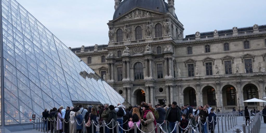 Louvre, il museo riapre a tre giorni dal furto