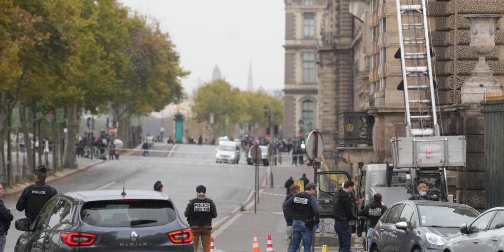 Furto al Louvre di Parigi Stima Record di 88 Milioni di Euro per il Bottino Rubato