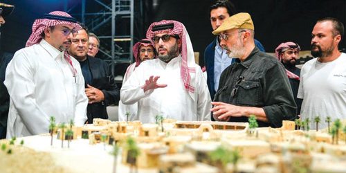 Presidente della GEA Turki Al Sheikh osserva i lavori del film storico “Khalid bin al‑Walid”