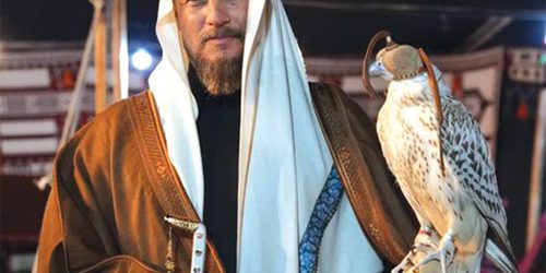 Travis Fimmel visita Ha'il indossando abiti tradizionali sauditi