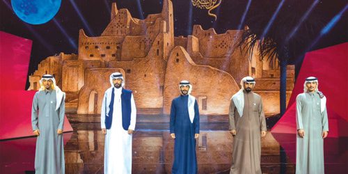 Madre sostiene figlio che si qualifica per la fase successiva di Poeta della Bandiera