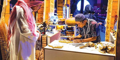 L'Arte di Trasformare il Legno in Messaggi d'Amore: La Storia di Jomali Tsmine