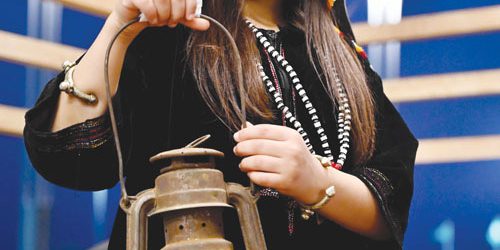 Lanterni tradizionali illuminano le strade di Jazan durante il festival.