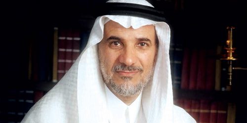 Riflessioni sulla vita e sulla ricerca di un nuovo inizio 

Introduzione
Il poeta si chiede se esista qualcosa di più della terra che possa essere considerato un luogo di riposo e di conforto. La sua riflessione è accompagnata da un'immagine suggestiva, che invita il lettore a riflettere sulla propria esistenza e sul proprio rapporto con il mondo.

La ricerca di un nuovo inizio
Il poeta esprime il desiderio di prendere ciò che vuole dalla vita e di lasciare che gli altri si prendano cura del resto. Tuttavia, questo desiderio è accompagnato dalla consapevolezza che la vita è breve e che il tempo è limitato. Il poeta cerca quindi di trovare un nuovo senso alla propria esistenza, un nuovo modo di vivere che gli permetta di raggiungere la serenità e la pace interiore.

La nostalgia del passato
Il poeta ricorda i sogni e le aspirazioni del passato, che lo hanno accompagnato fino al presente. Tuttavia, questi sogni sono stati sostituiti da una nuova consapevolezza, che lo porta a cercare un nuovo inizio e un nuovo senso alla propria esistenza. Il poeta si chiede se sia possibile trovare un nuovo equilibrio e una nuova armonia nella propria vita.

Approfondimento
La poesia solleva questioni fondamentali sull'esistenza umana e sul rapporto tra l'individuo e il mondo. Il poeta si chiede se sia possibile trovare un senso più profondo alla propria vita, al di là delle preoccupazioni quotidiane e delle aspirazioni materiali. La risposta a questa domanda è lasciata al lettore, che è invitato a riflettere sulla propria esistenza e sul proprio posto nel mondo.

Possibili Conseguenze
La ricerca di un nuovo inizio e di un nuovo senso alla propria esistenza può avere conseguenze profonde sulla vita di un individuo. Può portare a una maggiore consapevolezza e a una maggiore apprezzamento della vita, ma può anche portare a una crisi di identità e a una perdita di direzione. Il poeta invita il lettore a riflettere su queste possibilità e a considerare le conseguenze delle proprie scelte.

Opinione
La poesia è un invito a riflettere sulla propria esistenza e sul proprio posto nel mondo. Il poeta non offre risposte facili o soluzioni semplici, ma invita il lettore a cercare le proprie risposte e a trovare il proprio cammino. La poesia è un'espressione di speranza e di fiducia nella capacità dell'individuo di trovare un nuovo senso alla propria vita.

Analisi Critica dei Fatti
La poesia è un'espressione di sentimenti e di emozioni, ma è anche un'analisi critica della condizione umana. Il poeta esamina le proprie esperienze e le proprie emozioni, e invita il lettore a fare lo stesso. La poesia è un'espressione di verità e di autenticità, e invita il lettore a cercare la propria verità e a essere autentico.

Relazioni con altri fatti
La poesia è parte di una tradizione letteraria più ampia, che esplora le questioni fondamentali dell'esistenza umana. La poesia è in relazione con altre opere letterarie che esaminano le stesse questioni, e invita il lettore a considerare le connessioni tra le diverse opere e le diverse tradizioni.

Contesto storico
La poesia è stata scritta in un contesto storico specifico, che ha influenzato la sua forma e il suo contenuto. Il poeta ha scritto la poesia in un momento di grande cambiamento e di grande incertezza, e la poesia riflette queste preoccupazioni e queste emozioni.

Fonti
La fonte di questo articolo è Al-Jazirah. La poesia originale è stata pubblicata su questo sito web, e l'articolo è una traduzione e un'analisi di questa poesia.