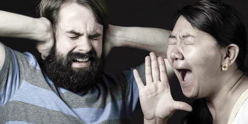 Intelligenza più bassa ostacola la comprensione del parlato in ambienti rumorosi